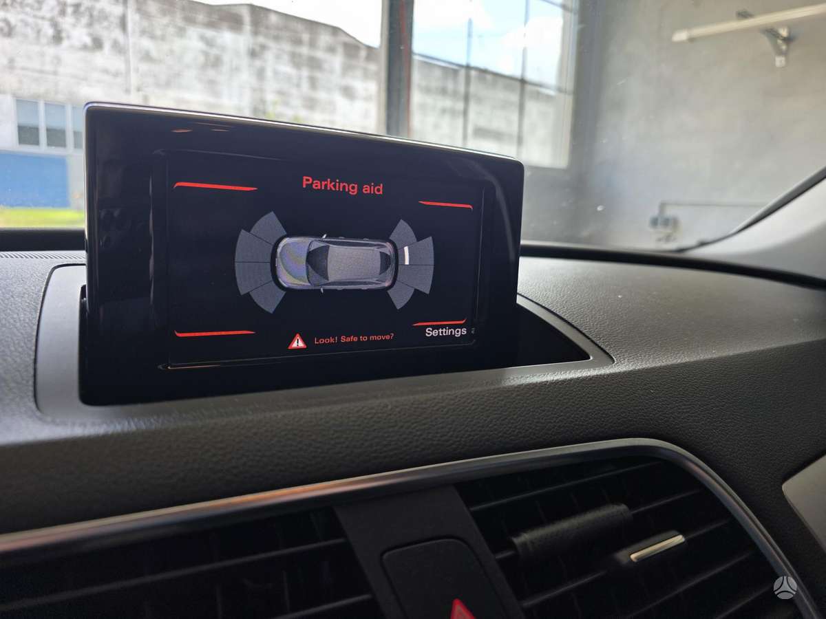 Audi Q3, 2.0 l., off-road / crossover