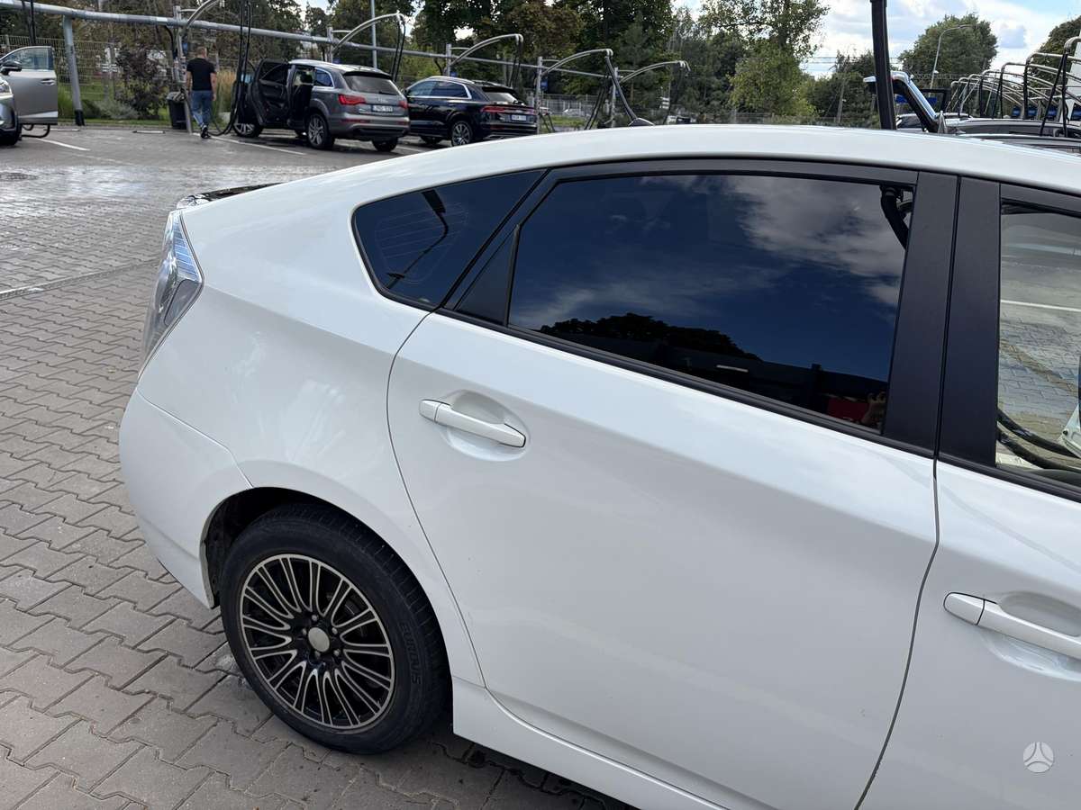 Toyota Prius - 4