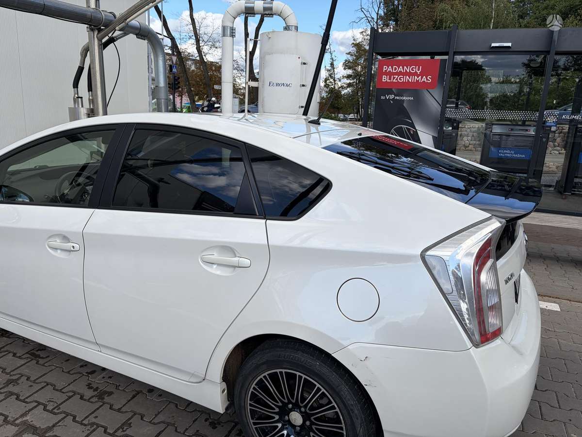 Toyota Prius - 5