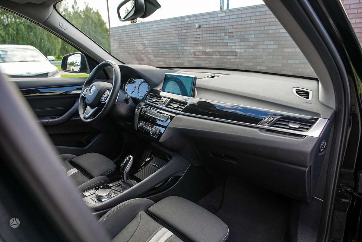 BMW X1, 2.0 l., off-road / crossover