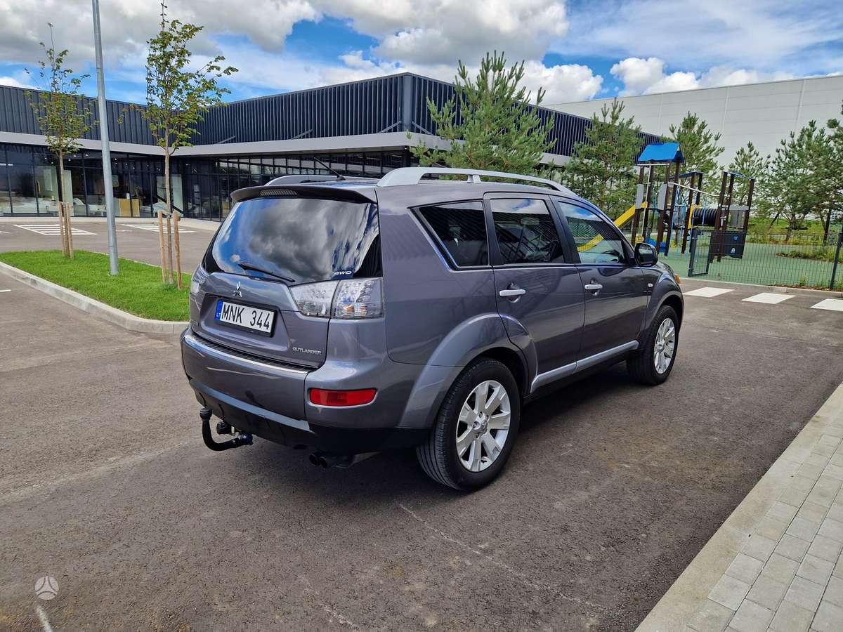 Mitsubishi Outlander - 2