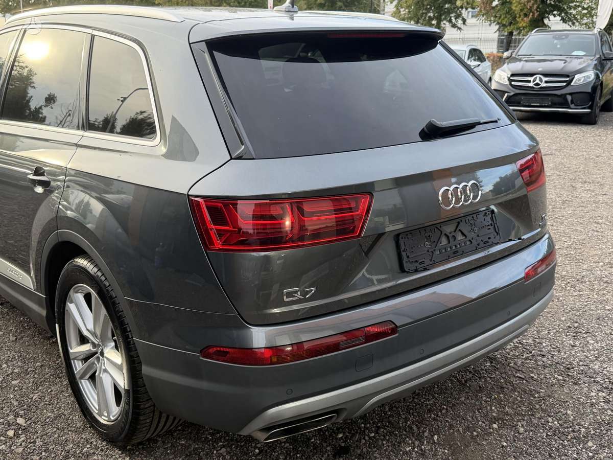 Audi Q7, 3.0 l., off-road / crossover