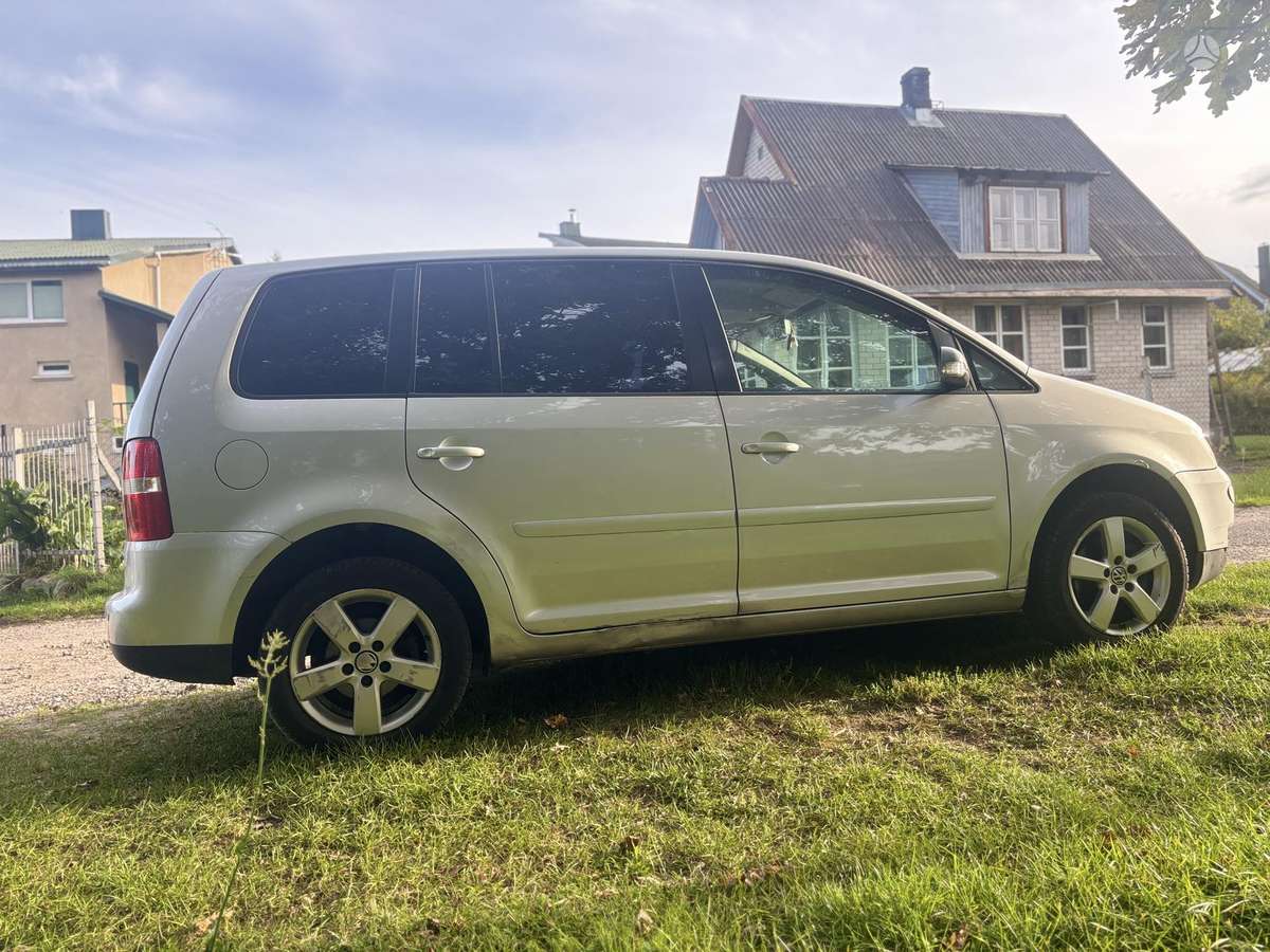 Volkswagen Touran - 4