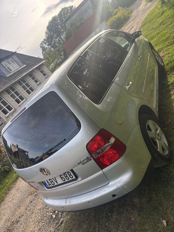 Volkswagen Touran - 10
