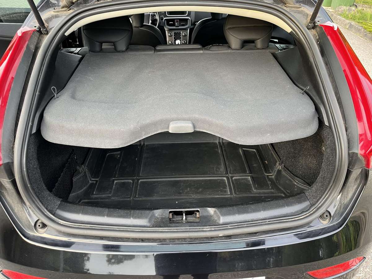 Volvo V40, 1.6 l., hatchback