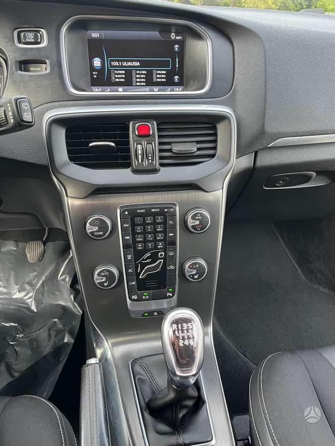 Volvo V40, 1.6 l., hatchback