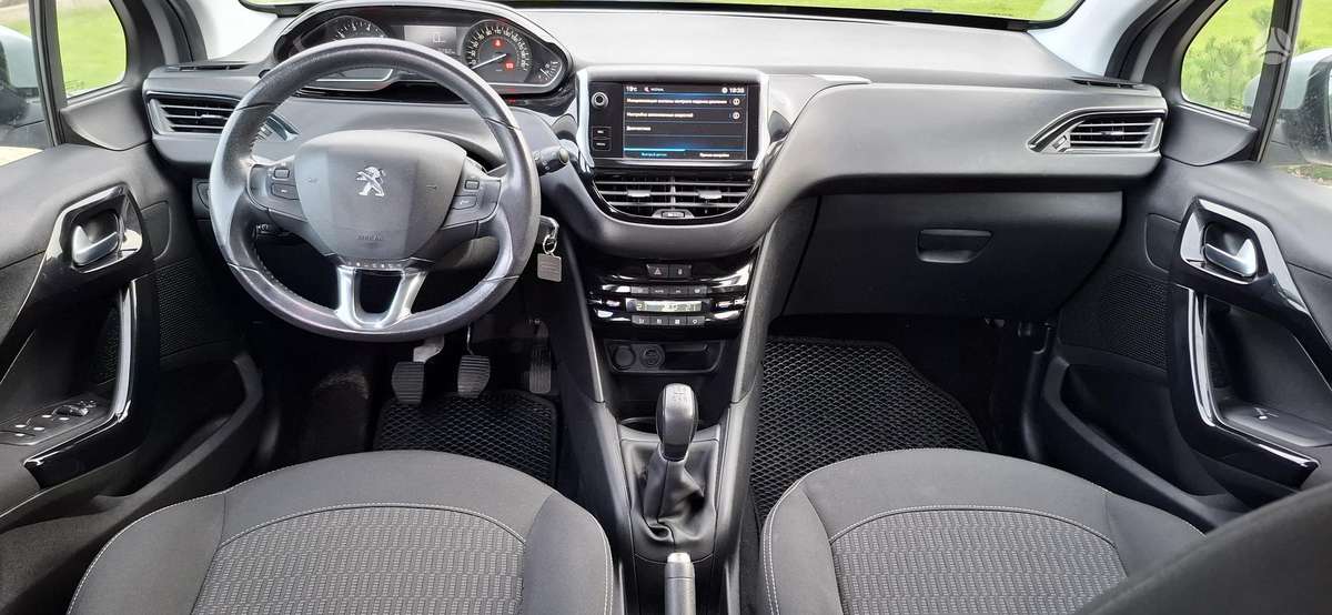 Peugeot 208 - 8
