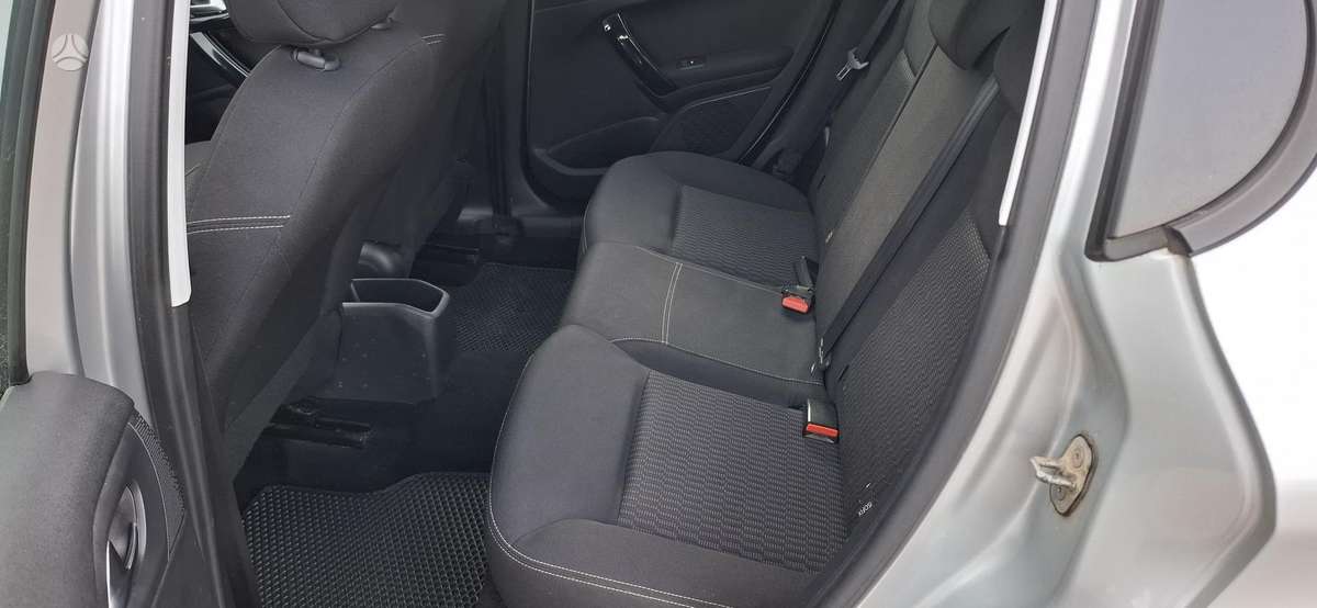 Peugeot 208 - 11