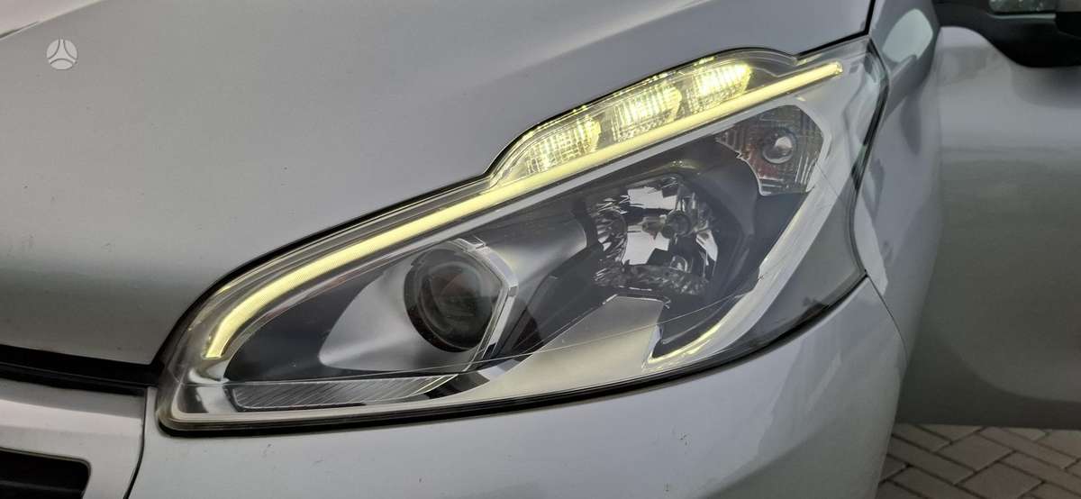 Peugeot 208 - 12