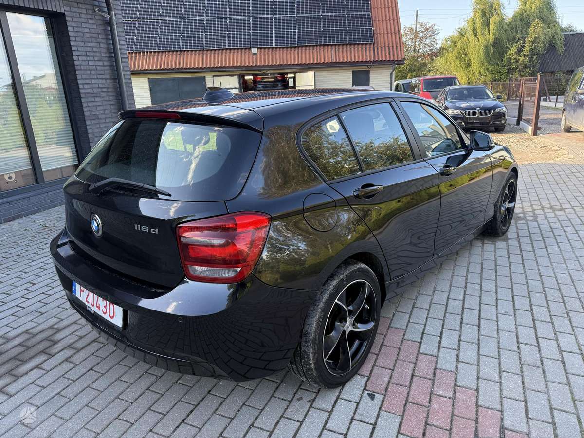 BMW 120, hatchback