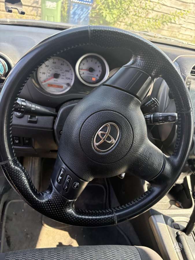 Toyota RAV4 - 6