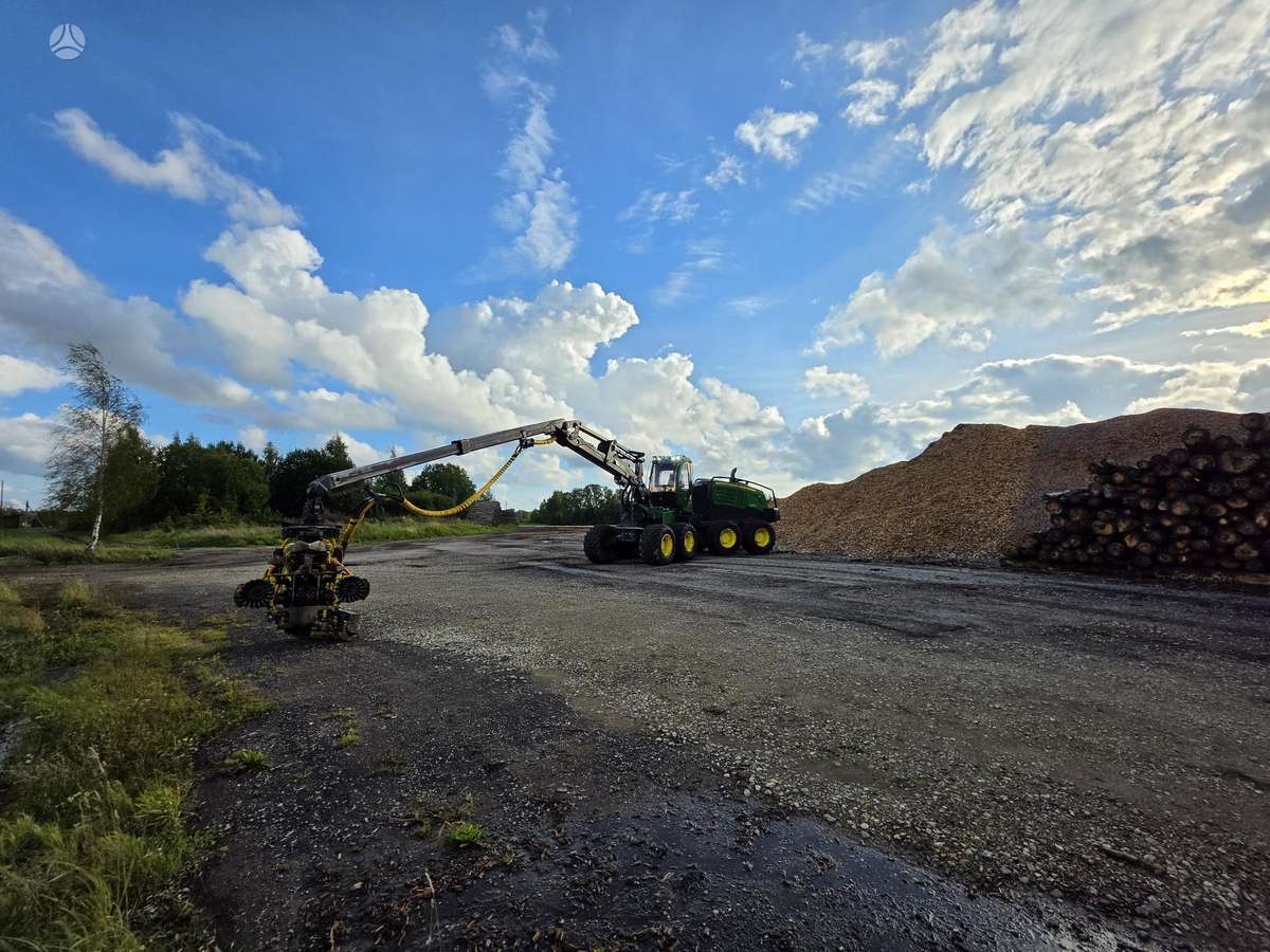 John Deere 1270g, harvesters