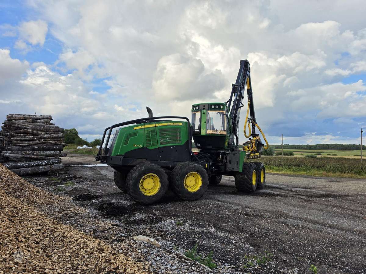 John Deere 1270g, harvesters