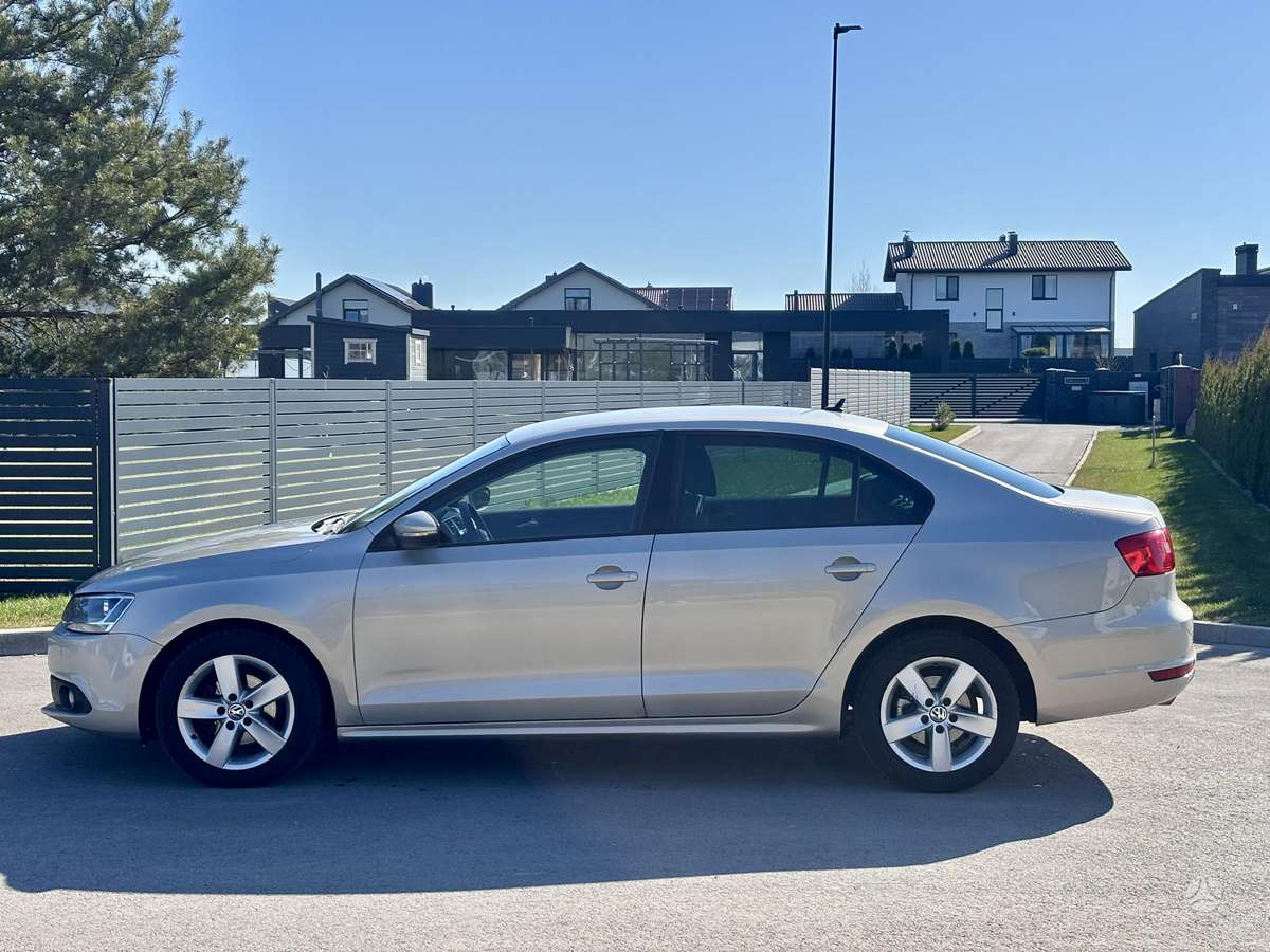 Volkswagen Jetta - 2