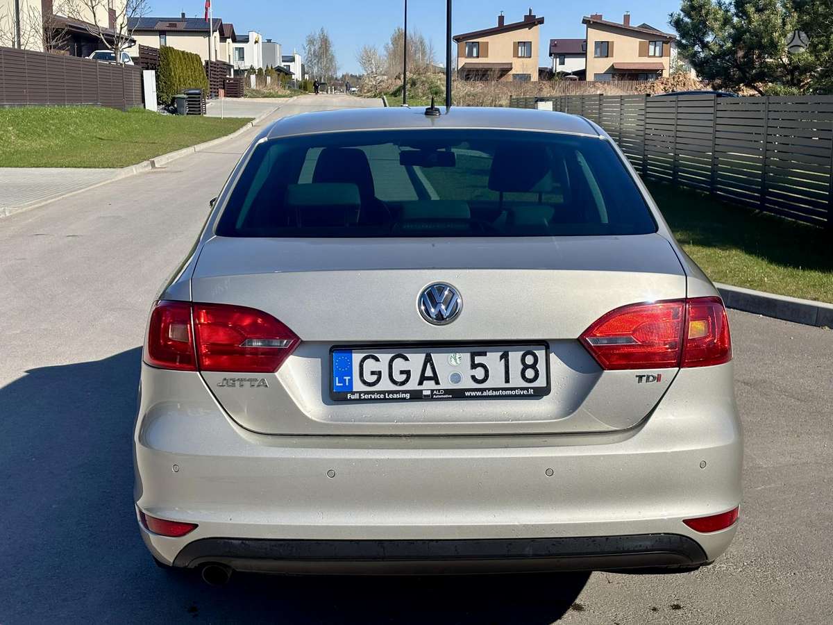 Volkswagen Jetta - 4
