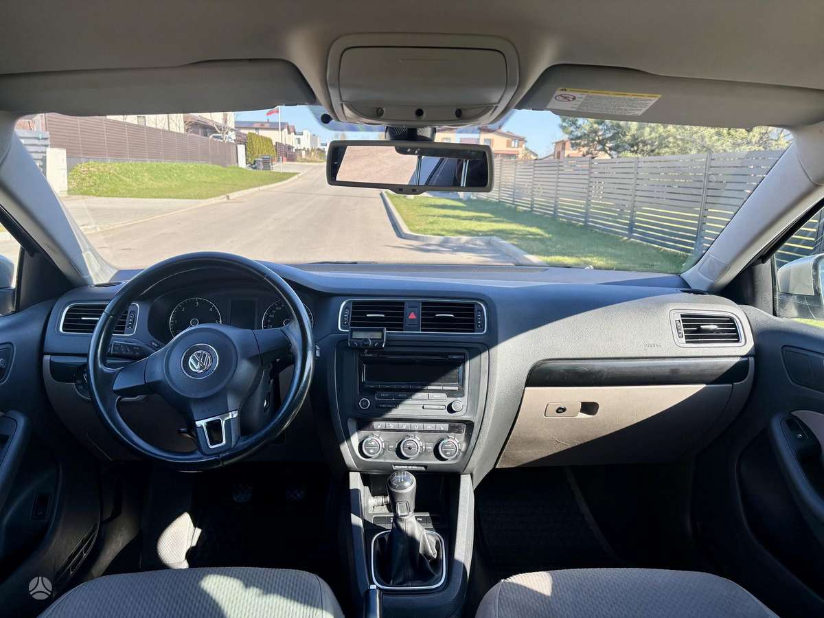 Volkswagen Jetta - 8