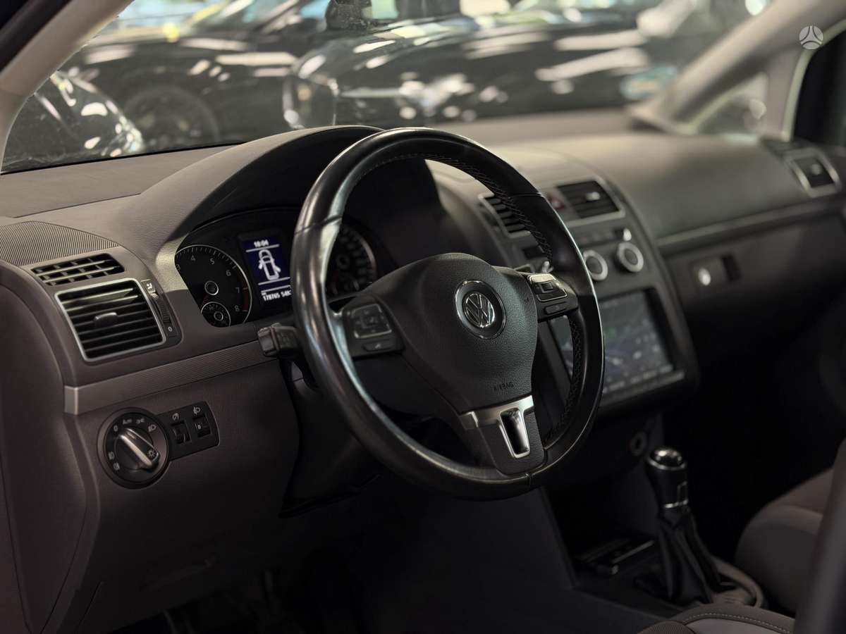 Volkswagen Touran - 12