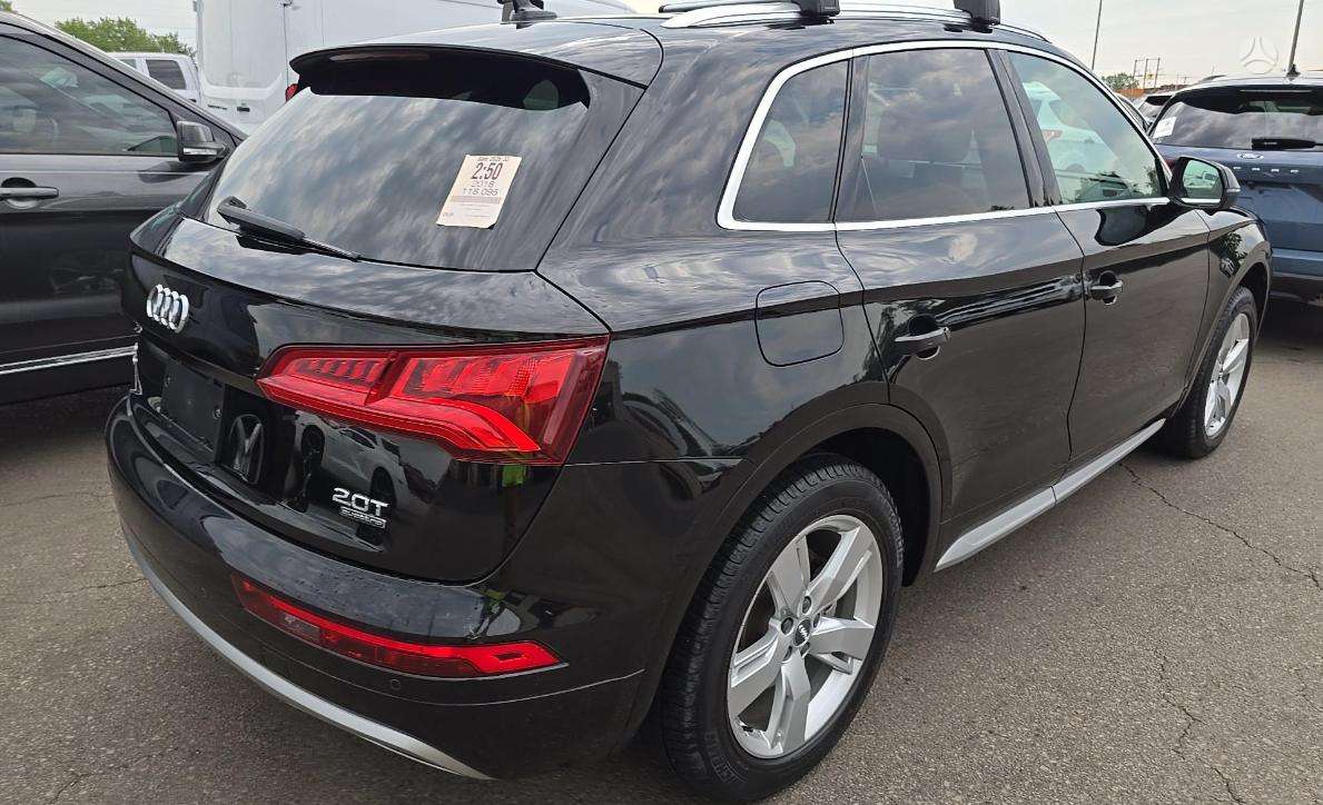 Audi Q5, 2.0 l., off-road / crossover