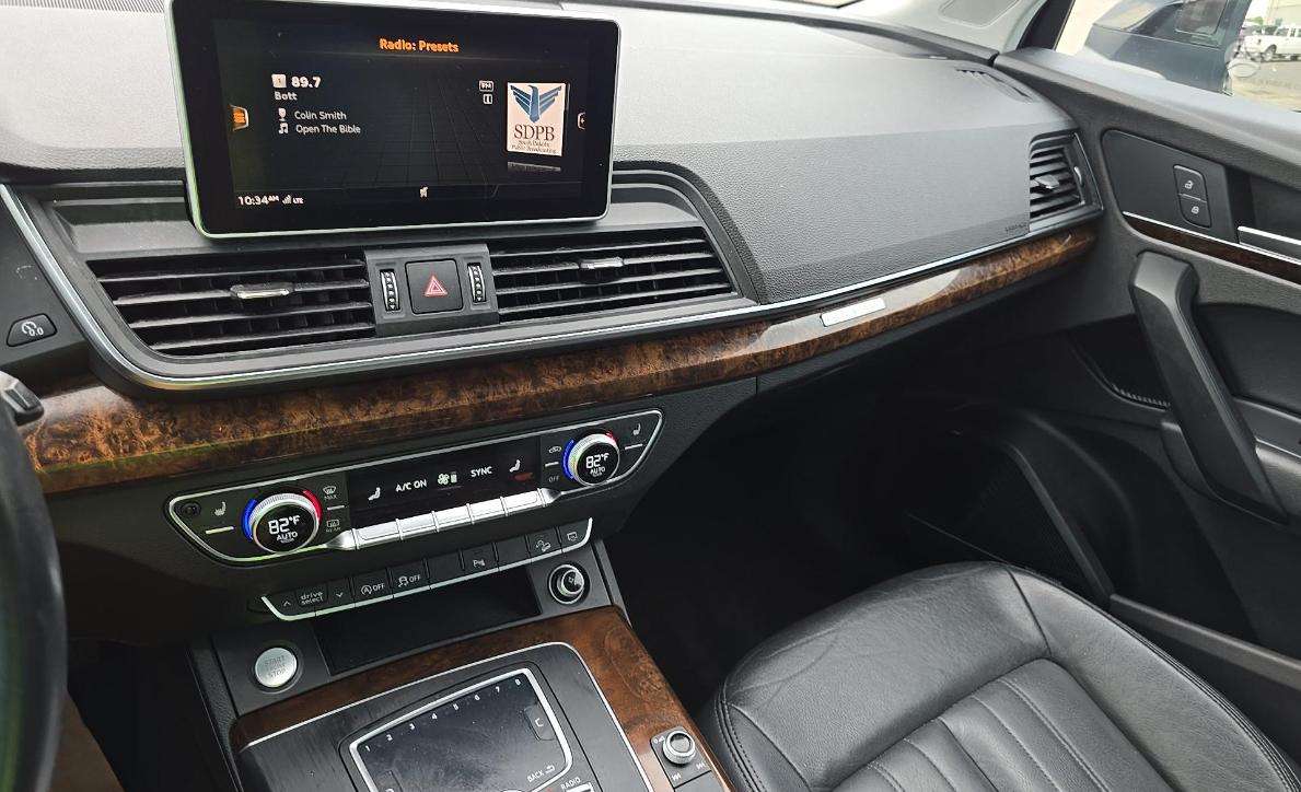 Audi Q5, 2.0 l., off-road / crossover
