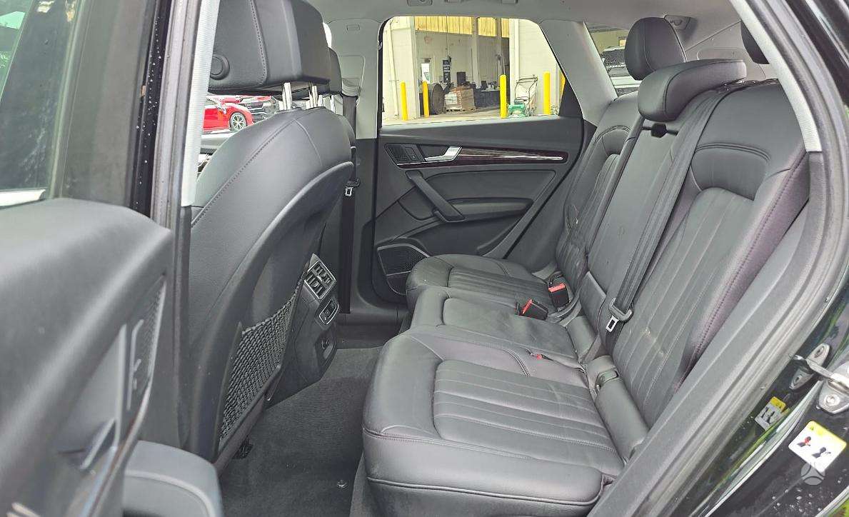 Audi Q5, 2.0 l., off-road / crossover