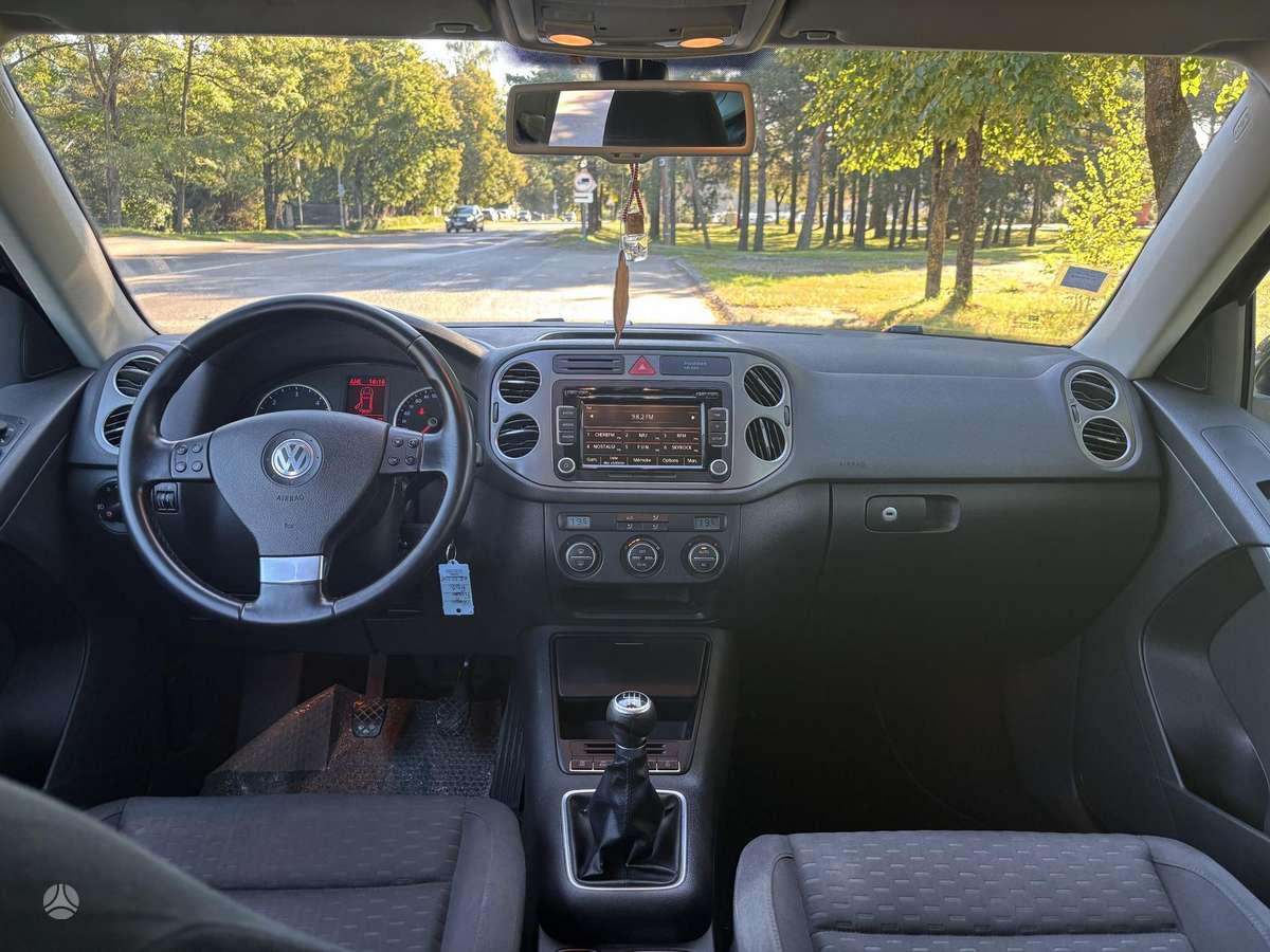 Volkswagen Tiguan - 11