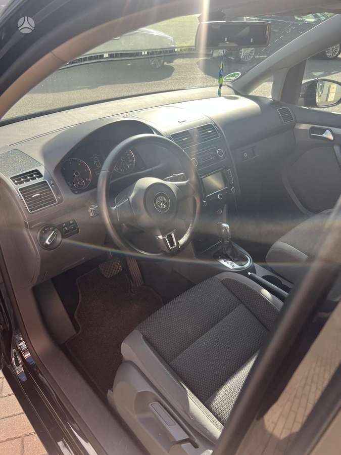 Volkswagen Touran - 12