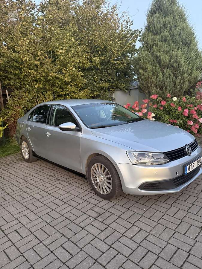 Volkswagen Jetta - 4