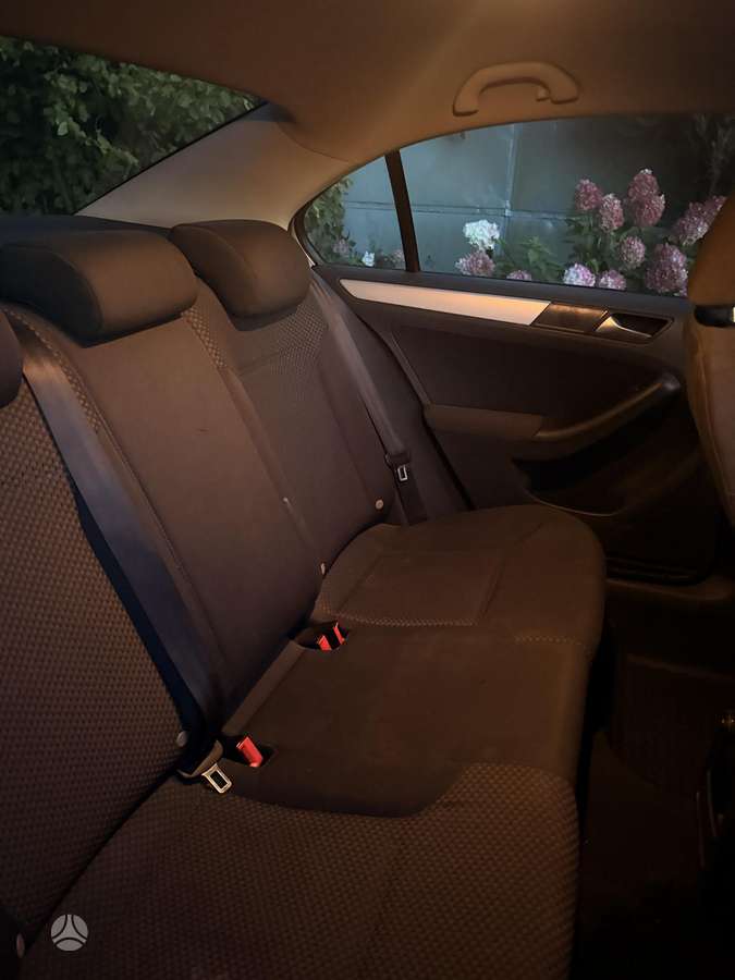 Volkswagen Jetta - 11