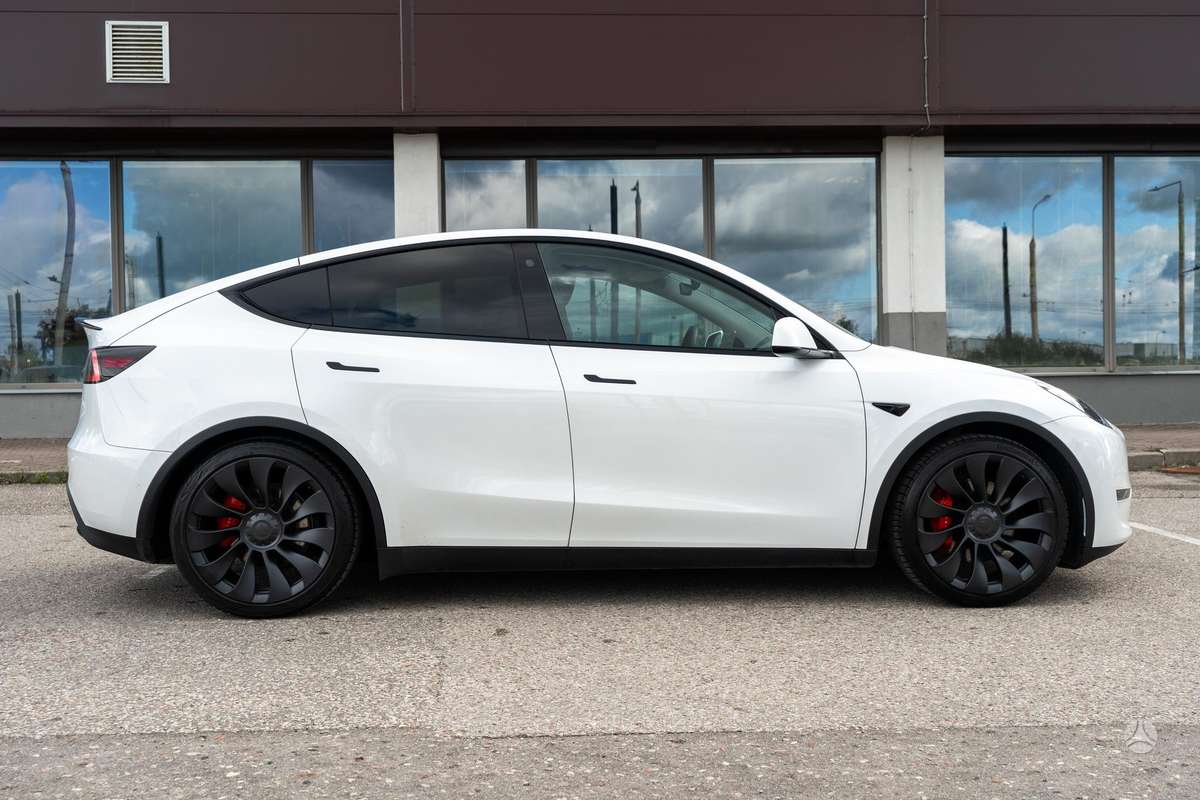 Tesla Model Y - 4