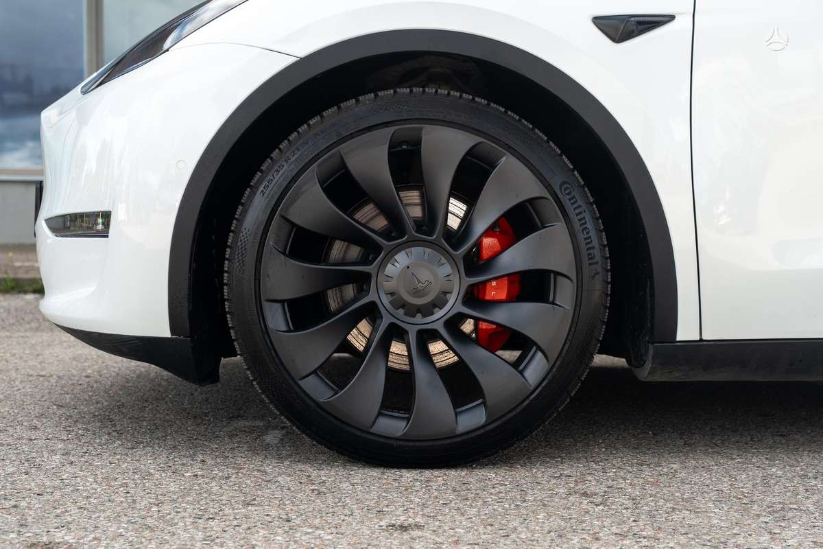 Tesla Model Y - 9