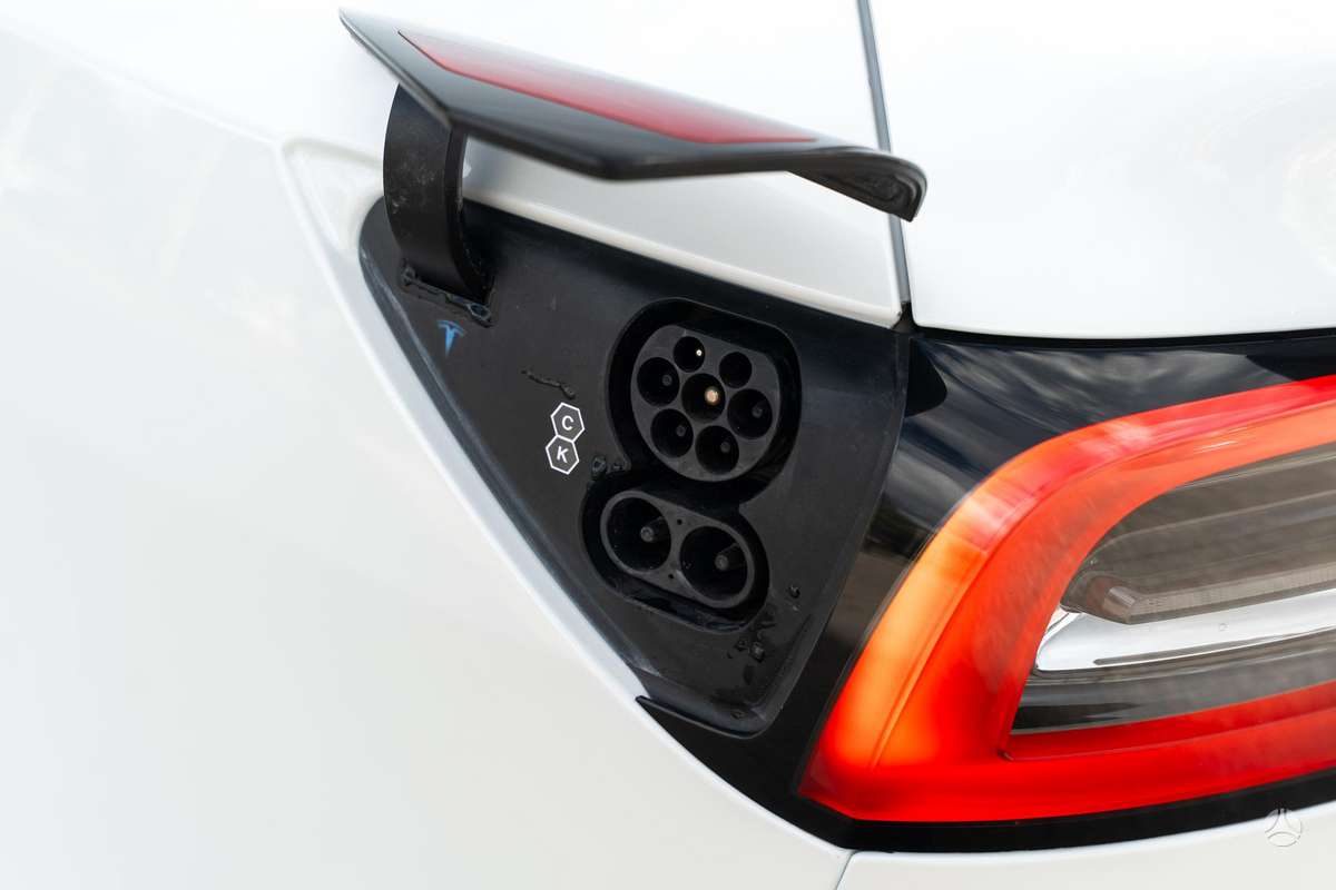 Tesla Model Y - 10