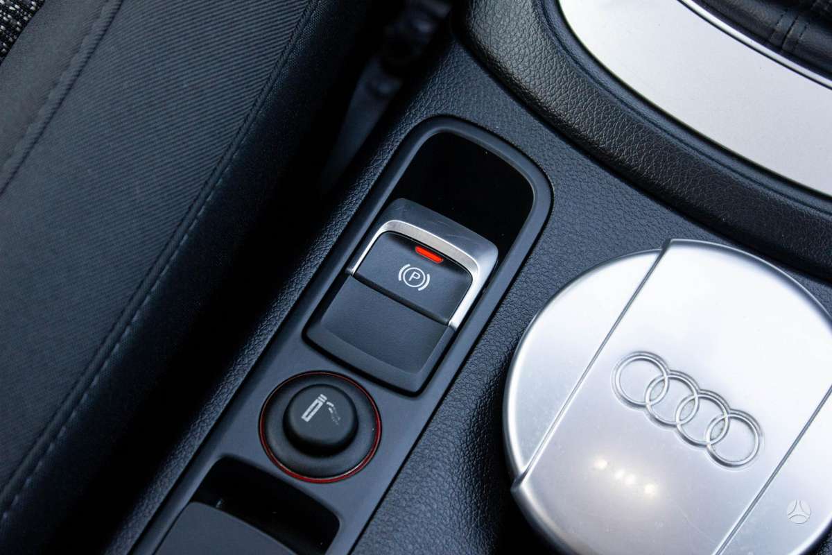 Audi Q3, 1.4 l., off-road / crossover