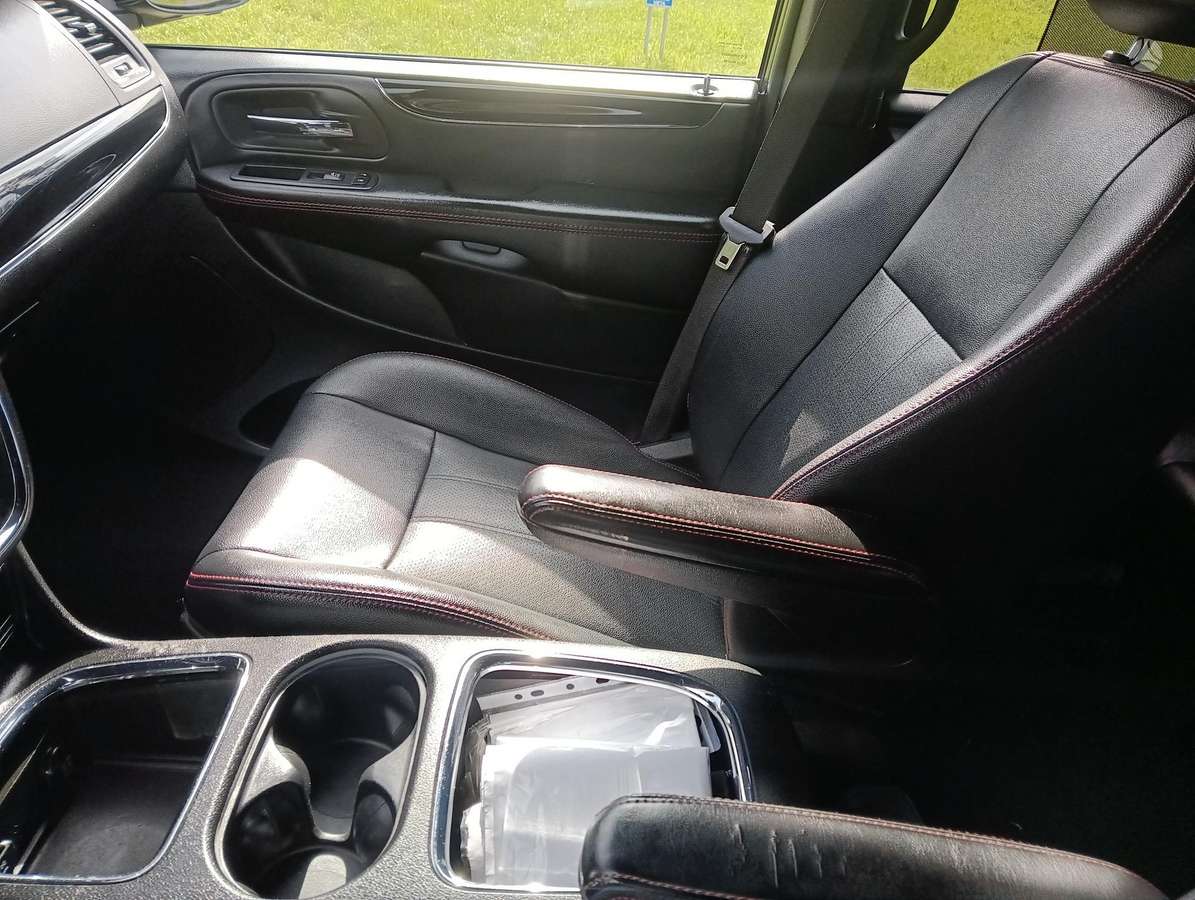 Dodge Grand Caravan - 12