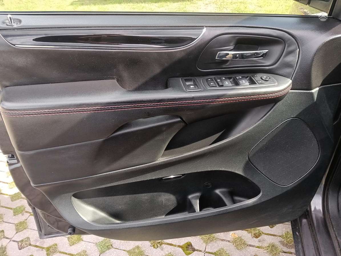 Dodge Grand Caravan - 8