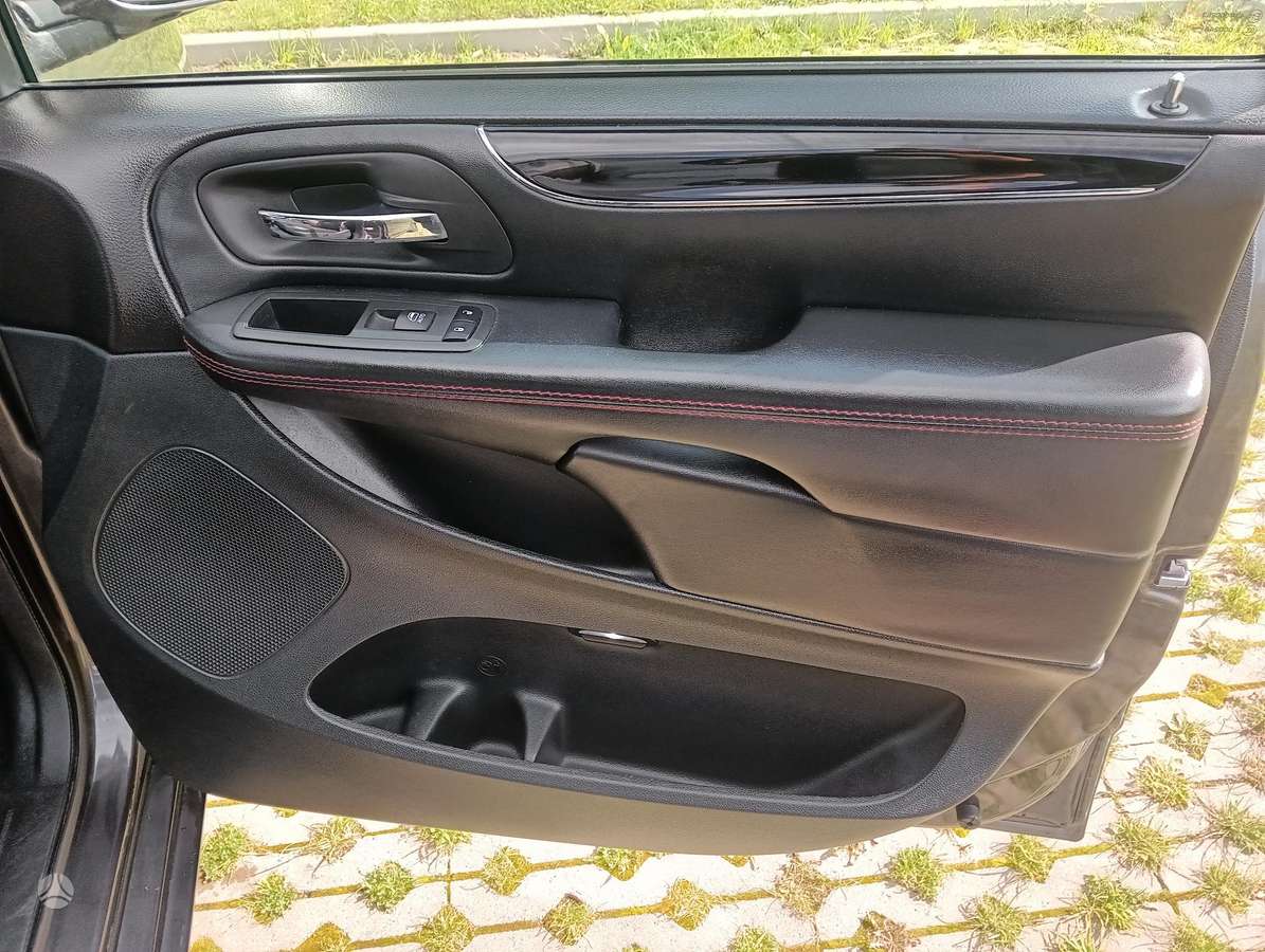 Dodge Grand Caravan - 9