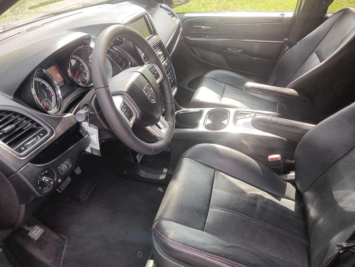 Dodge Grand Caravan - 10