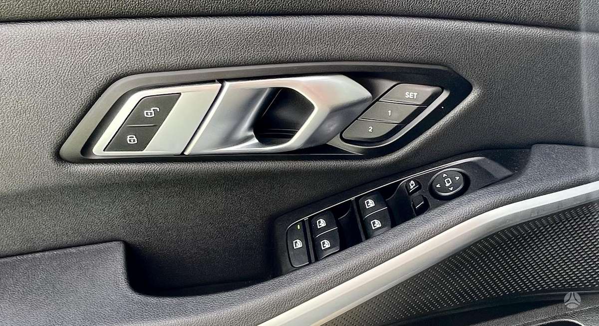 BMW 330, 2.0 l., Седан