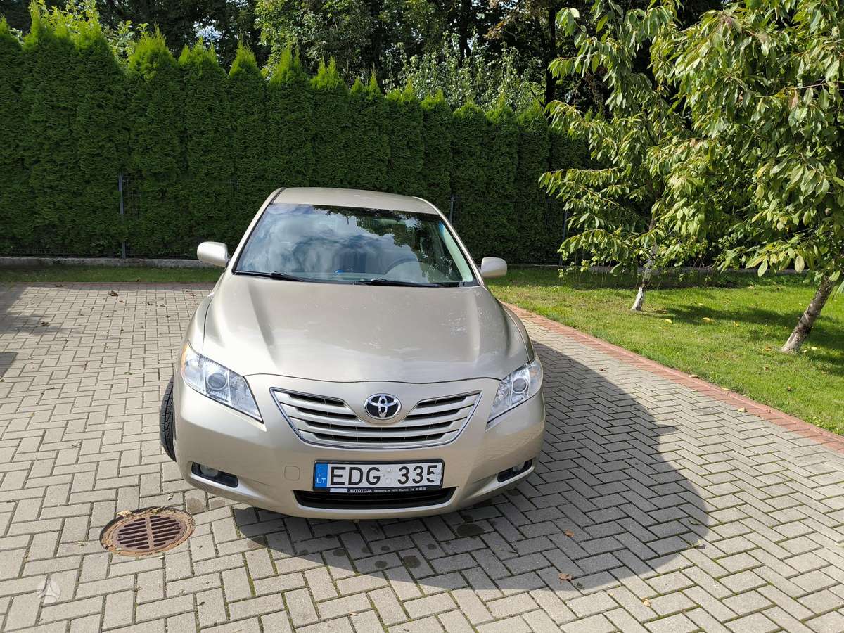 Toyota Camry - 1