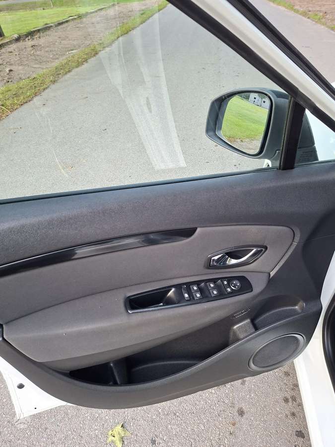 Renault Grand Scenic - 10