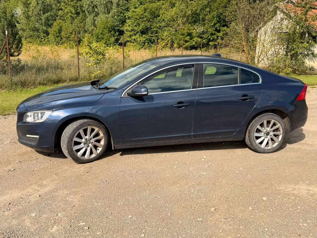 Volvo S60, Седан