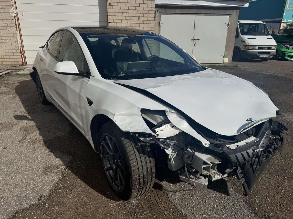 Tesla Model 3 - 3
