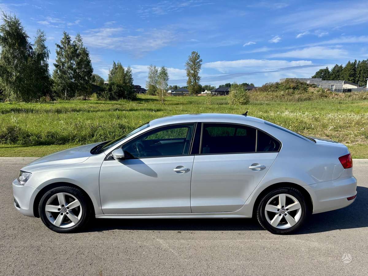 Volkswagen Jetta - 2