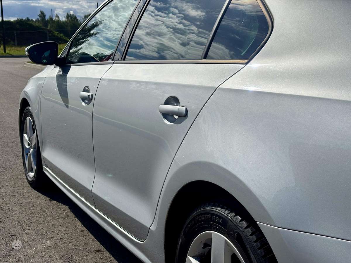 Volkswagen Jetta - 4