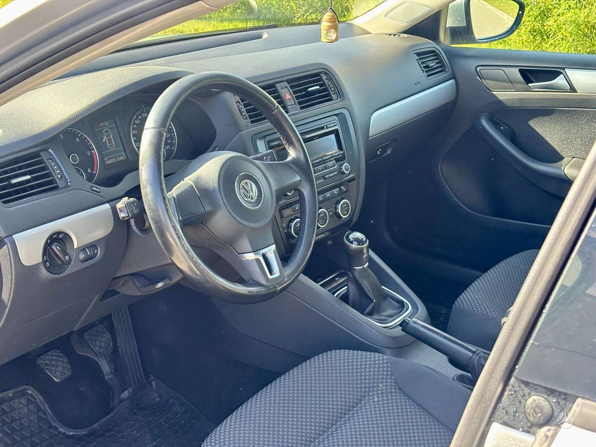 Volkswagen Jetta - 11