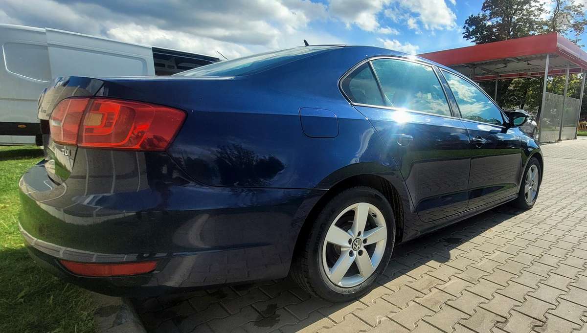 Volkswagen Jetta - 4