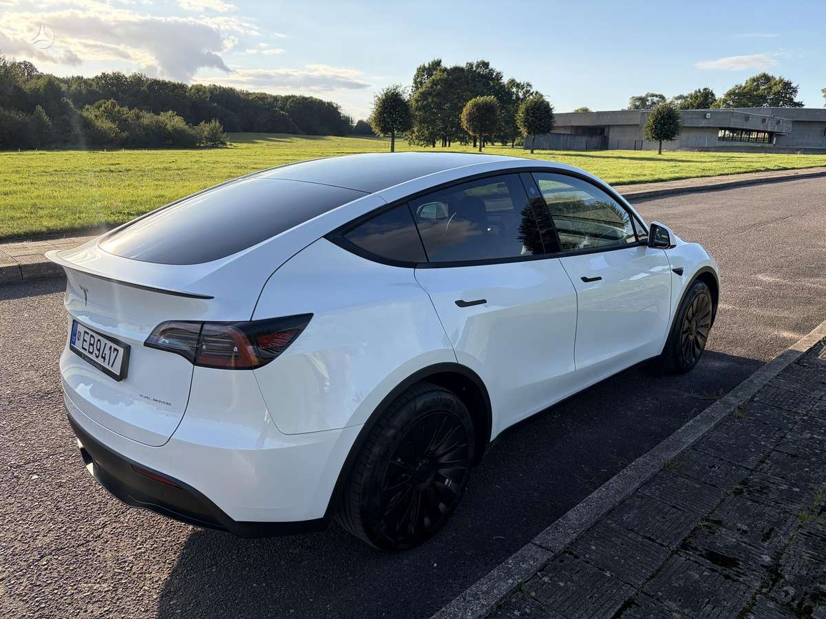 Tesla Model Y - 3