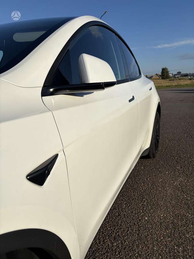 Tesla Model Y - 7
