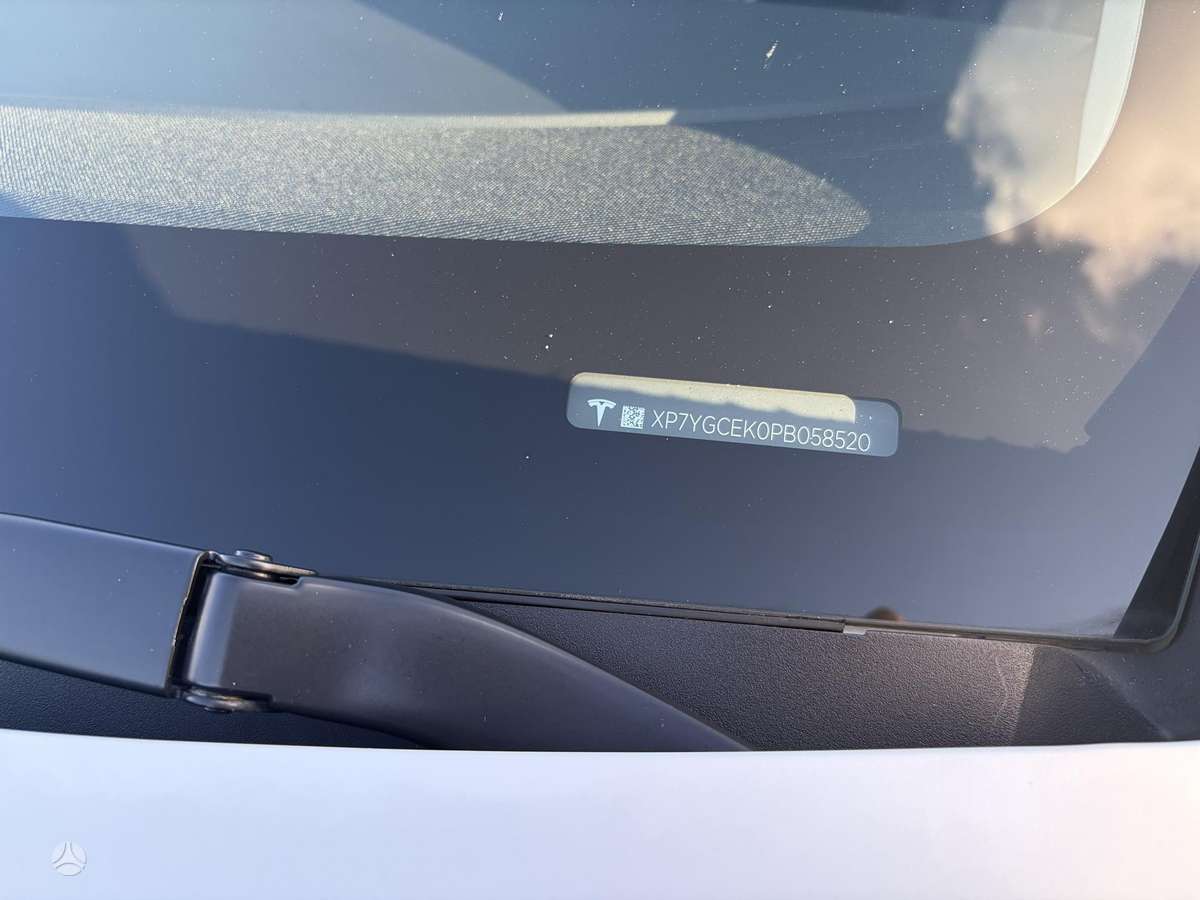 Tesla Model Y - 8