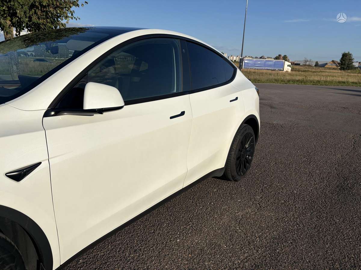 Tesla Model Y - 9