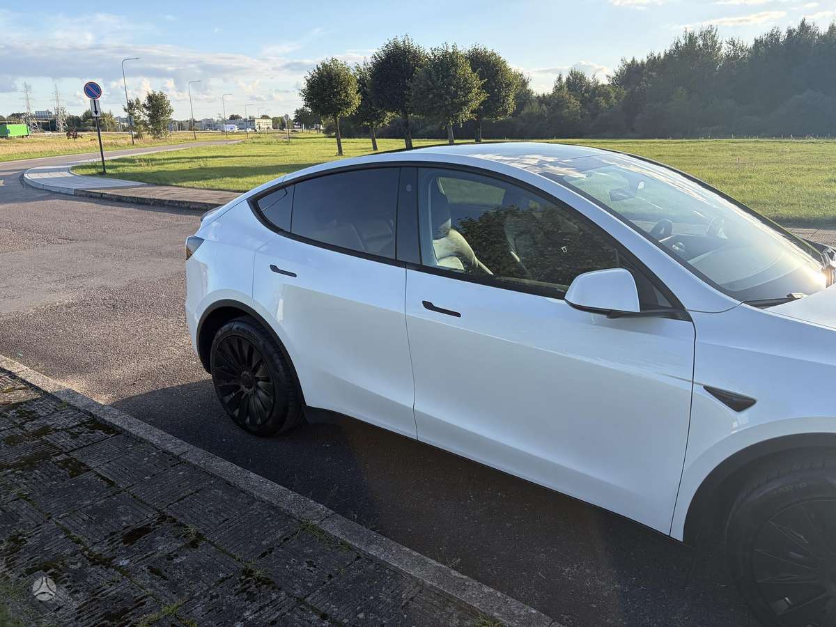 Tesla Model Y - 11
